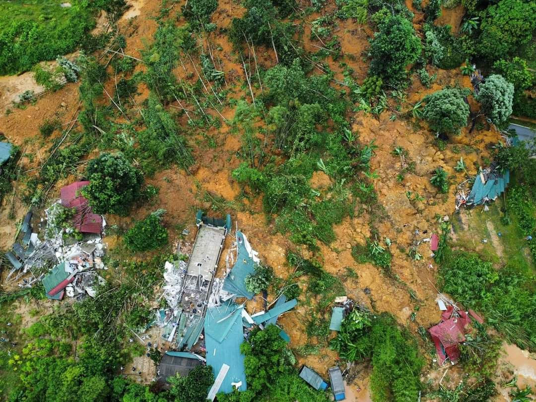 Vụ sạt lở cũng khiến nhiều ngôi nhà nằm dọc tuyến Quốc lộ 2, xã Việt Vinh bị sập đổ, hư hỏng nặng.