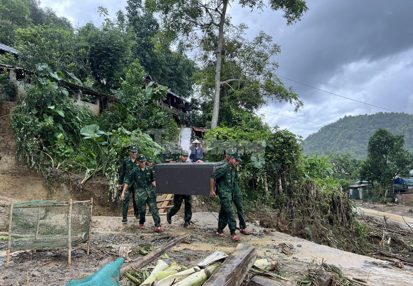 Lực lượng chức năng vẫn đang nỗ lực tìm kiếm nạn nhân mất tích, đồng thời hỗ trợ người dân khắc phục hậu quả trận lũ quét.