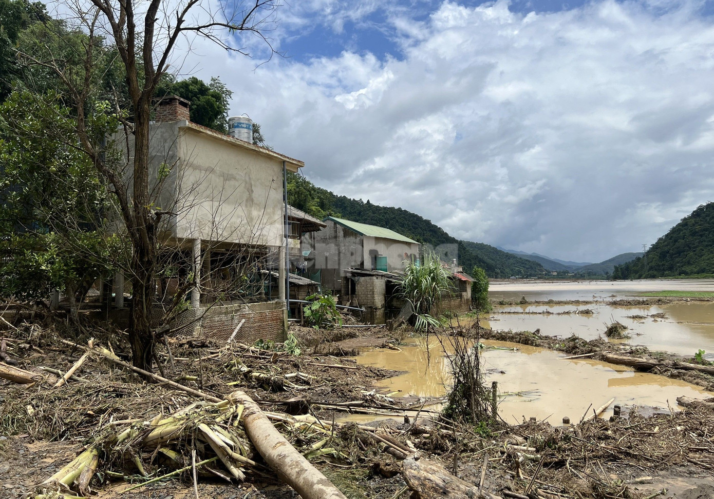 Thượng tá Thiều Xuân Vương, Trưởng phòng Cảnh sát Phòng cháy chữa cháy và cứu nạn cứu hộ, Công an tỉnh Điện Biên cho biết, công tác tìm kiếm các nạn nhân mất tích đang gặp rất nhiều khó khăn do hàng nghìn mét khối đất đá, bùn trôi xuống.