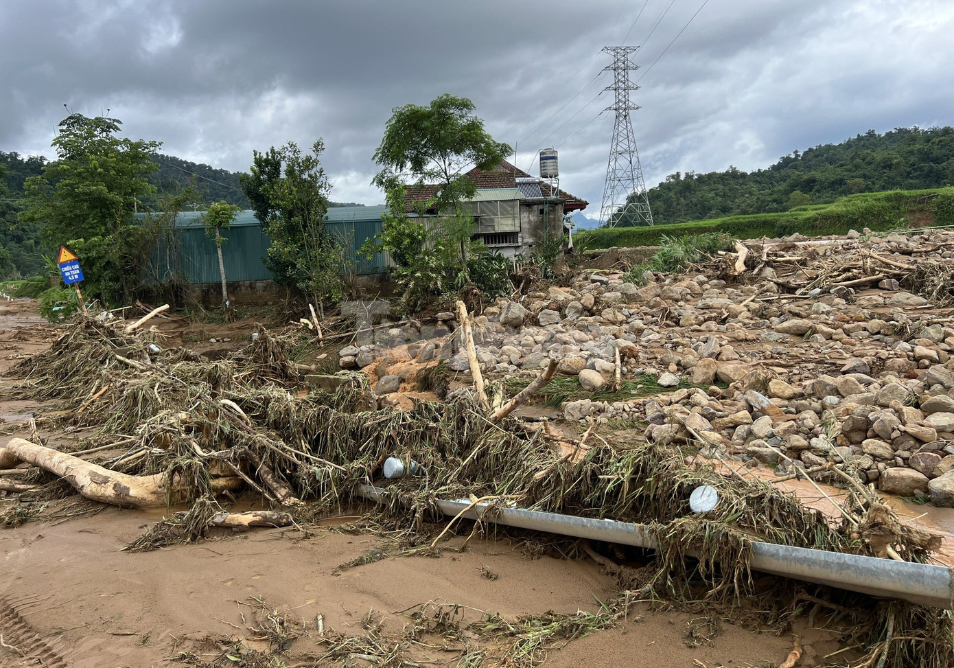 Các lực lượng công an, quân đội, biên phòng đã phải tăng cường hàng trăm người xuống hiện trường, huy động nhiều máy móc, phương tiện để tìm kiếm các nạn nhân mất tích, di dời tài sản cho người dân.