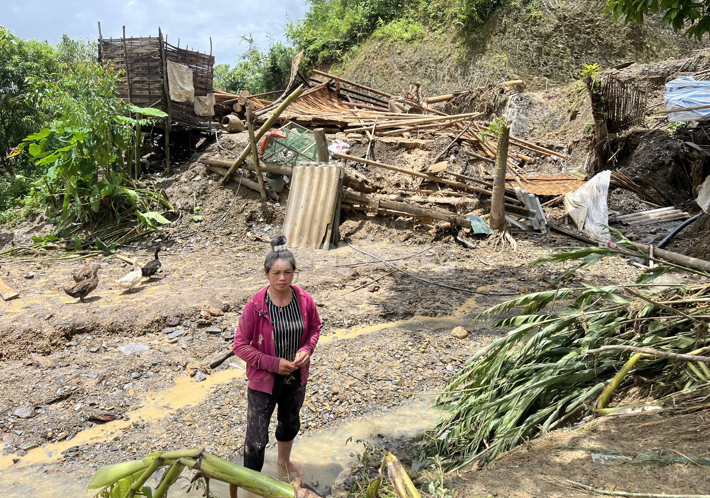 Trao đổi với Tiền Phong, chị Quàng Thị Hương (ở bản Mường Pồn 1, xã Mường Pồn) cho biết, trận lũ quét xảy ra trong đêm khiến nhà cửa, lợn gà cùng cả những thửa ruộng của gia đình bị lũ cuốn trôi tất cả.