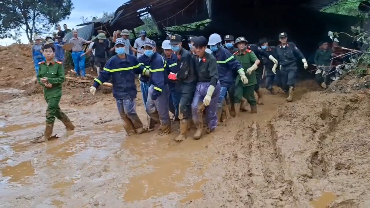 Thi thể nạn nhân T. được đưa ra khỏi hiện trường.