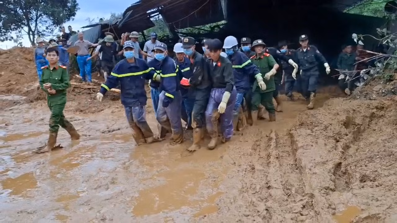 Thi thể nạn nhân T. được đưa ra khỏi hiện trường.