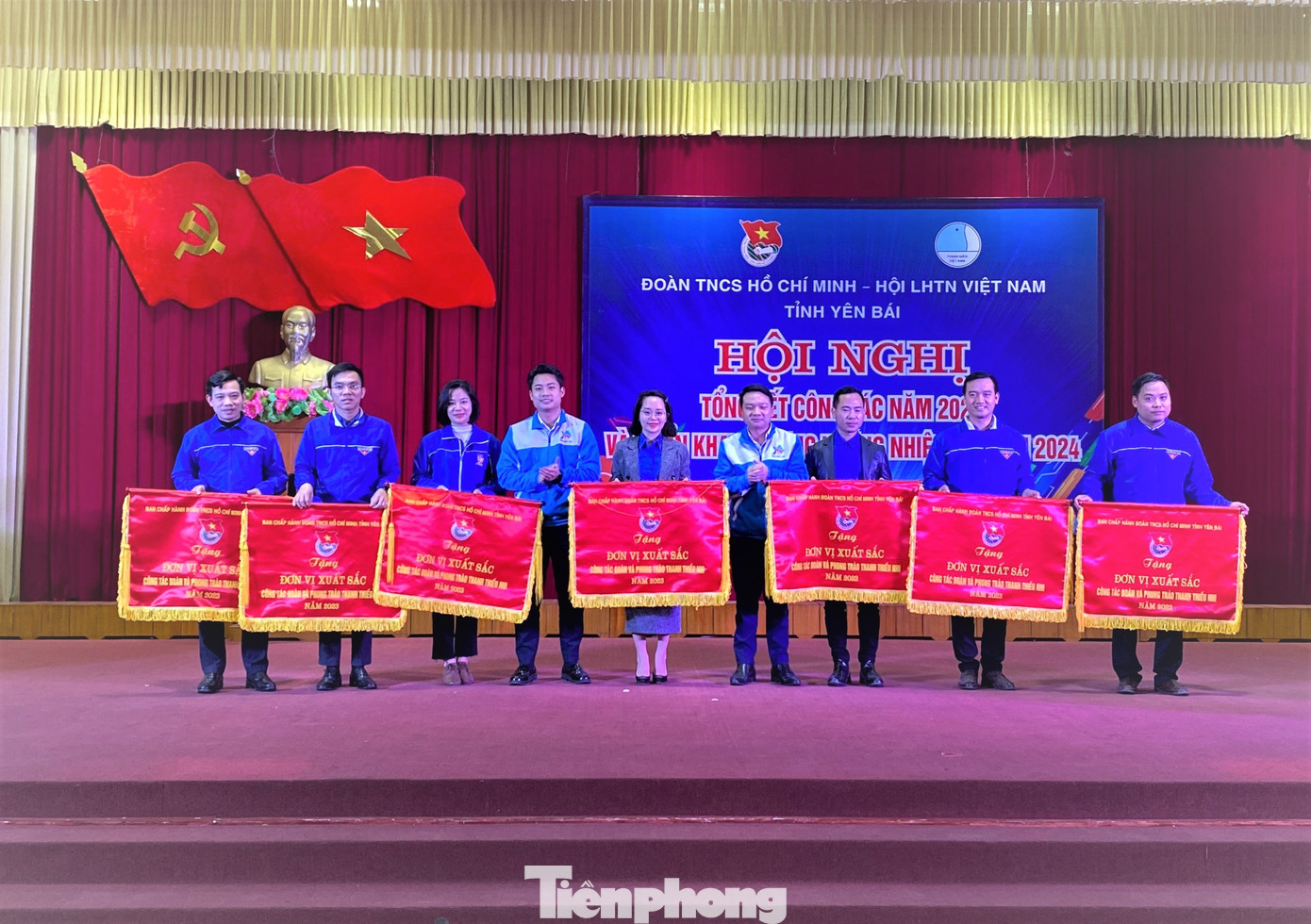 Lãnh đạo Tỉnh Đoàn Yên Bái trao Bằng khen cho 7 đơn vị xuất sắc cho các đơn vị huyện, thị, thành đoàn và đoàn trực thuộc.