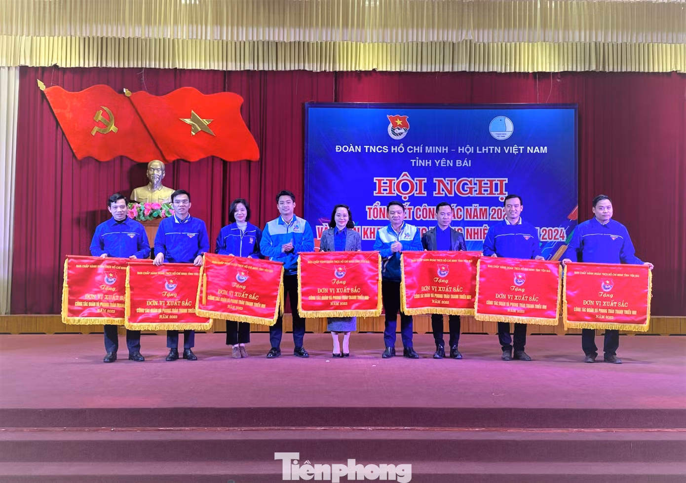 Lãnh đạo Tỉnh Đoàn Yên Bái trao Bằng khen cho 7 đơn vị xuất sắc cho các đơn vị huyện, thị, thành đoàn và đoàn trực thuộc.