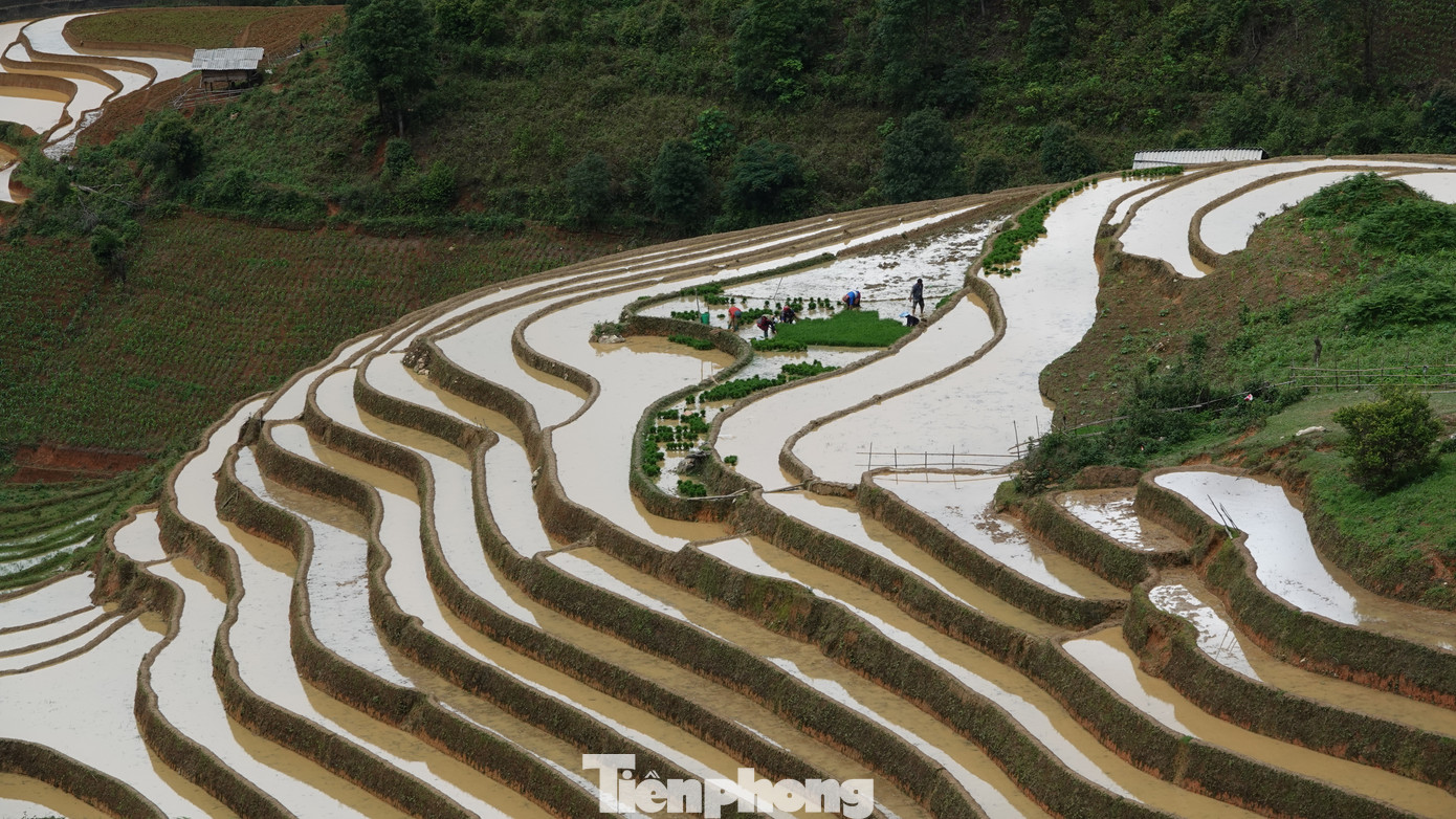 Tuy nhiên, việc khám phá ruộng bậc thang mùa nước đổ rất khó khăn do đường đi lại hẹp, độ dốc cao, nên phương thức di chuyển tối ưu nhất là thuê xe ôm lên trên các cung đường để ngắm cảnh nếu du khách không phải tay lái cứng.