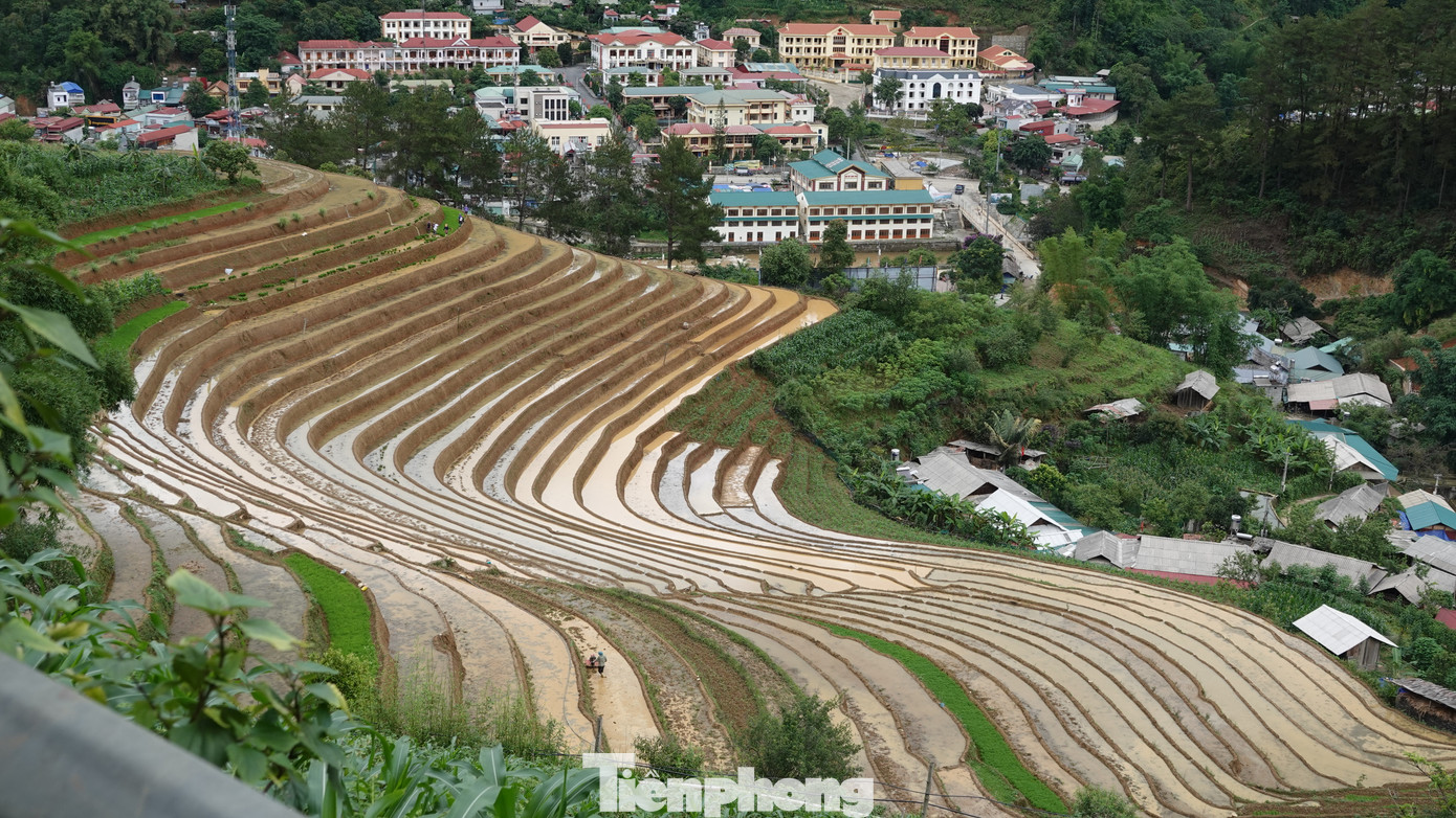 Nhằm quảng bá du lịch cũng như vẻ đẹp ruộng bậc thang, hàng năm huyện Mù Cang Chải tổ chức các hoạt động du lịch “mùa nước đổ” thu hút đông đảo du khách đến với vùng cao nơi đây.