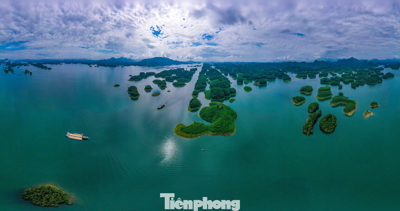 Hồ Thác Bà nằm trên địa phận hai huyện Yên Bình và Lục Yên của tỉnh Yên Bái. Hồ rộng gần 20.000 ha diện tích mặt nước, dài 80 km, sức chứa từ 3 đến 3,9 tỷ m3 nước. Đây là một trong ba hồ nước nhân tạo lớn nhất Việt Nam, được ví như "vịnh Hạ Long" trên núi cao của vùng Tây Bắc với hơn 1.300 đảo lớn nhỏ.