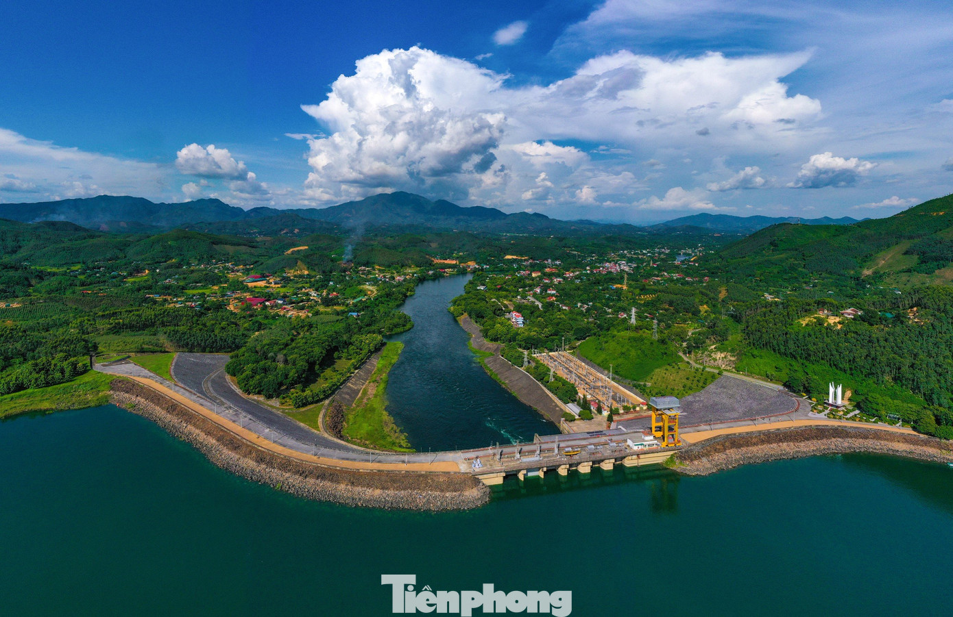 Hồ Thác Bà được hình thành khi xây dựng Nhà máy thủy điện Thác Bà từ những năm 1962. Được bao quanh bởi những ngọn núi xanh tươi cùng hệ thống hang động đẹp ẩn sâu trong lòng những dãy núi đá vôi. Nơi đây hiện là điểm du lịch hấp dẫn du khách gần xa.