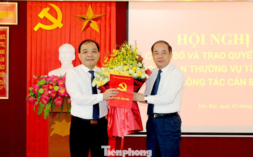 Ông Tạ Văn Long - Phó Bí thư Thường trực Tỉnh ủy, Chủ tịch HĐND tỉnh trao Quyết định của Ban Thường vụ Tỉnh ủy và tặng hoa chúc mừng tân Bí thư Đảng ủy Khối cơ quan và doanh nghiệp tỉnh. Ông Tạ Văn Long - Phó Bí thư Thường trực Tỉnh ủy, Chủ tịch HĐND tỉnh trao Quyết định của Ban Thường vụ Tỉnh ủy và tặng hoa chúc mừng tân Bí thư Đảng ủy Khối cơ quan và doanh nghiệp tỉnh.