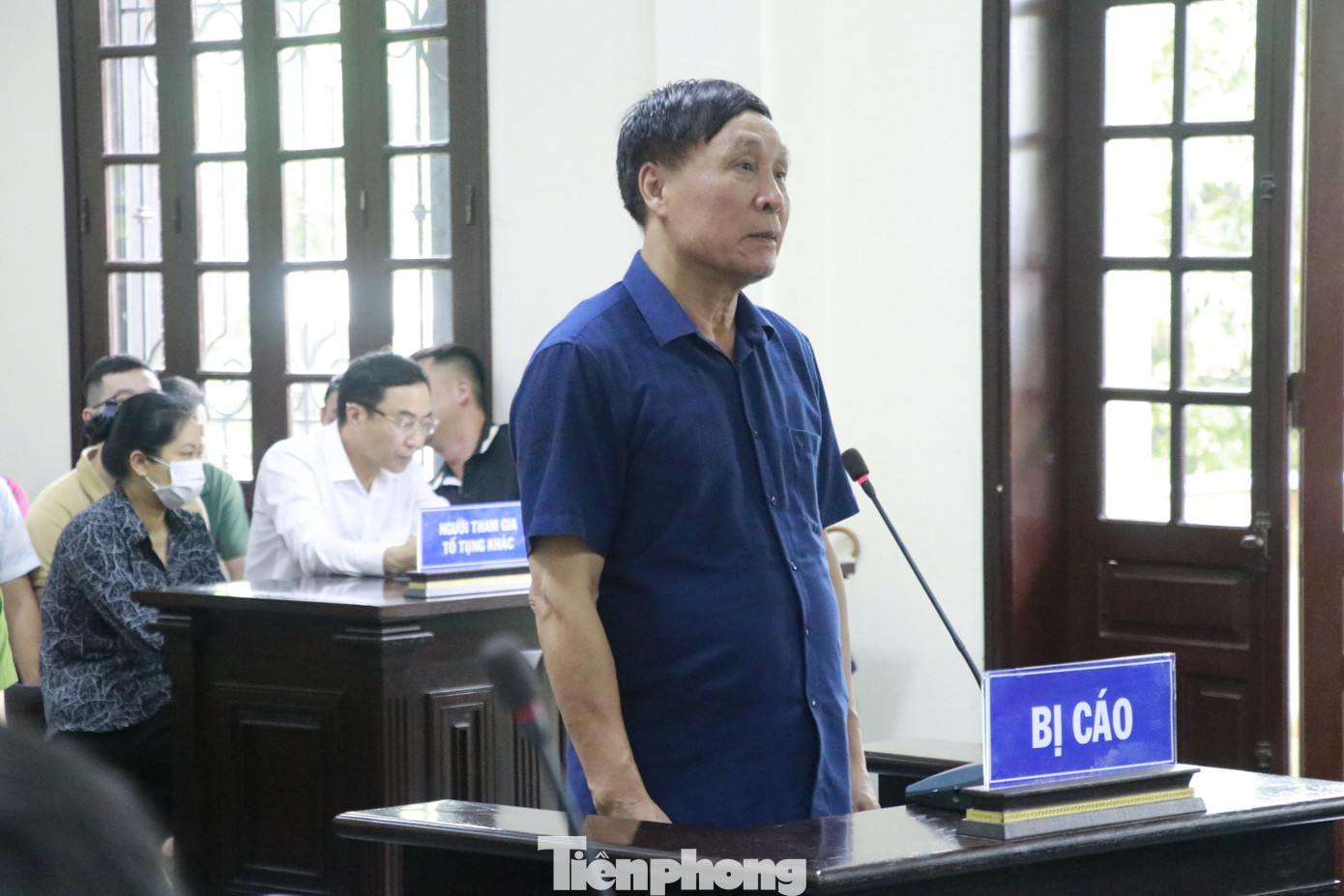 Sau khi thẩm tra lý lịch các bị cáo và người có quyền lợi, nghĩa vụ liên quan, đại diện Viện Kiểm sát nhân dân tỉnh Lào Cai tiến hành công bố bản cáo trạng dài 60 trang.