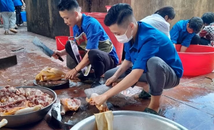 Các lực lượng gồm: Đoàn viên thanh niên, hội viên Hội Liên hiệp phụ nữ, Công an huyện Nậm Pồ nhanh chóng chuẩn bị bữa cơm trưa miễn phí cho sĩ tử, kịp thời khi môn thi đầu tiên kết thúc.
