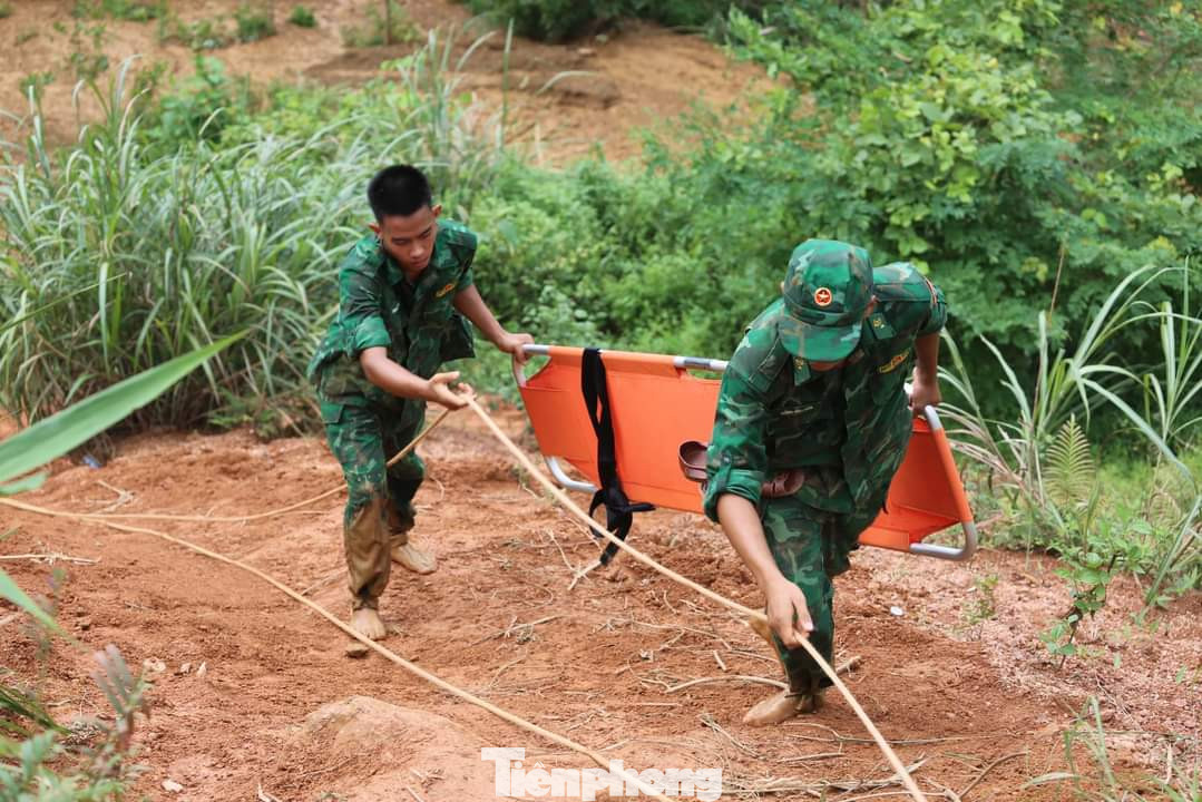 Việc tiếp cận hiện trường và công tác cứu hộ, cứu nạn gặp nhiều khó khăn. Việc tiếp cận hiện trường và công tác cứu hộ, cứu nạn gặp nhiều khó khăn.