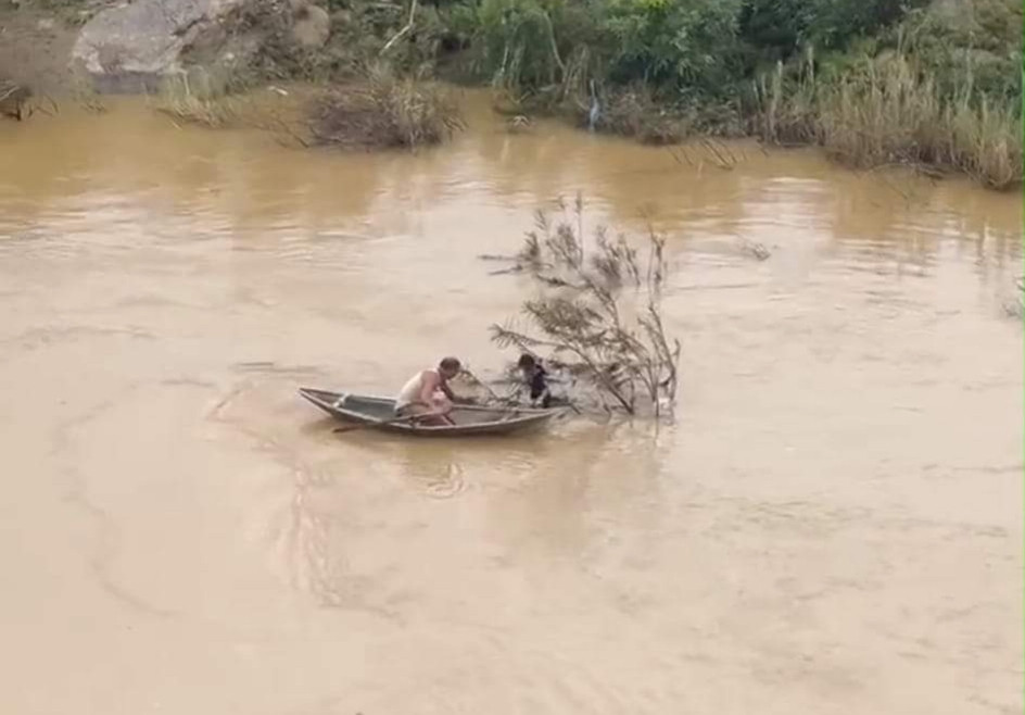 Ông Dương bơi thuyền nan, lao người xuống dòng nước lũ cứu sống 2 cháu nhỏ bị đuối nước.