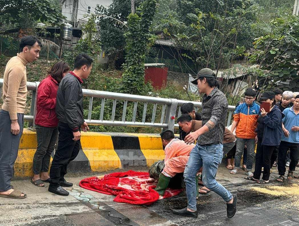 Người dân đưa người mắc kẹt trên xe ra ngoài và đưa đi cấp cứu.