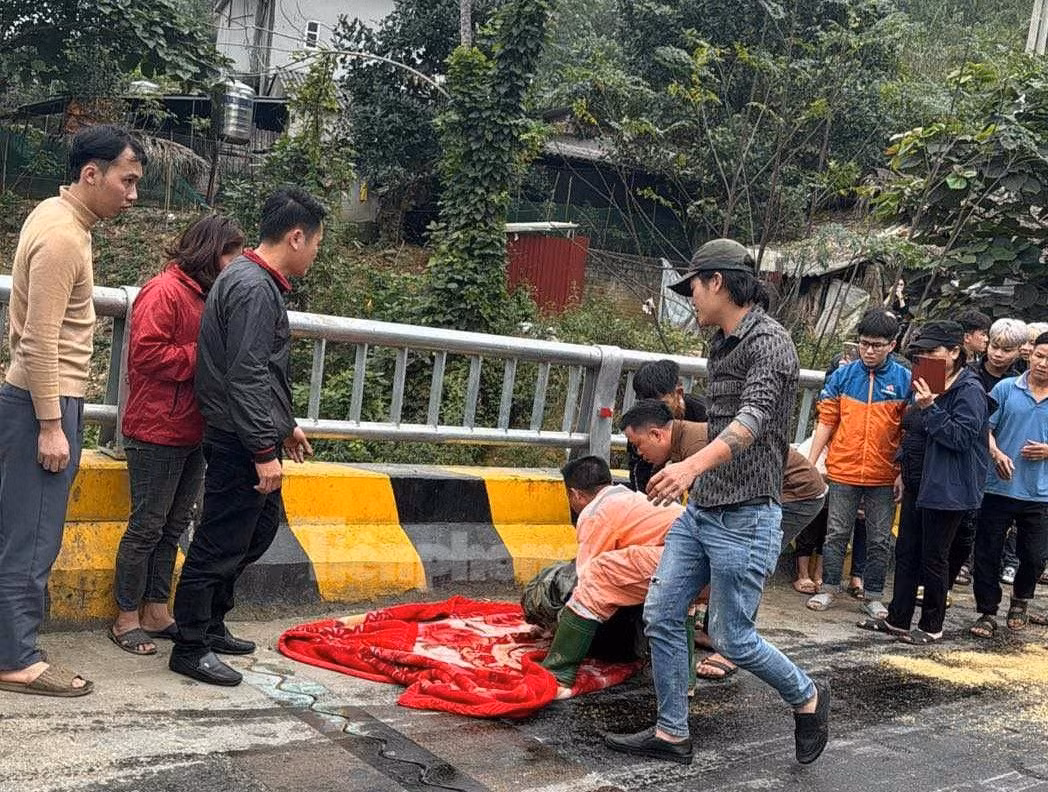 Người dân đưa người mắc kẹt trên xe ra ngoài và đưa đi cấp cứu. Người dân đưa người mắc kẹt trên xe ra ngoài và đưa đi cấp cứu.