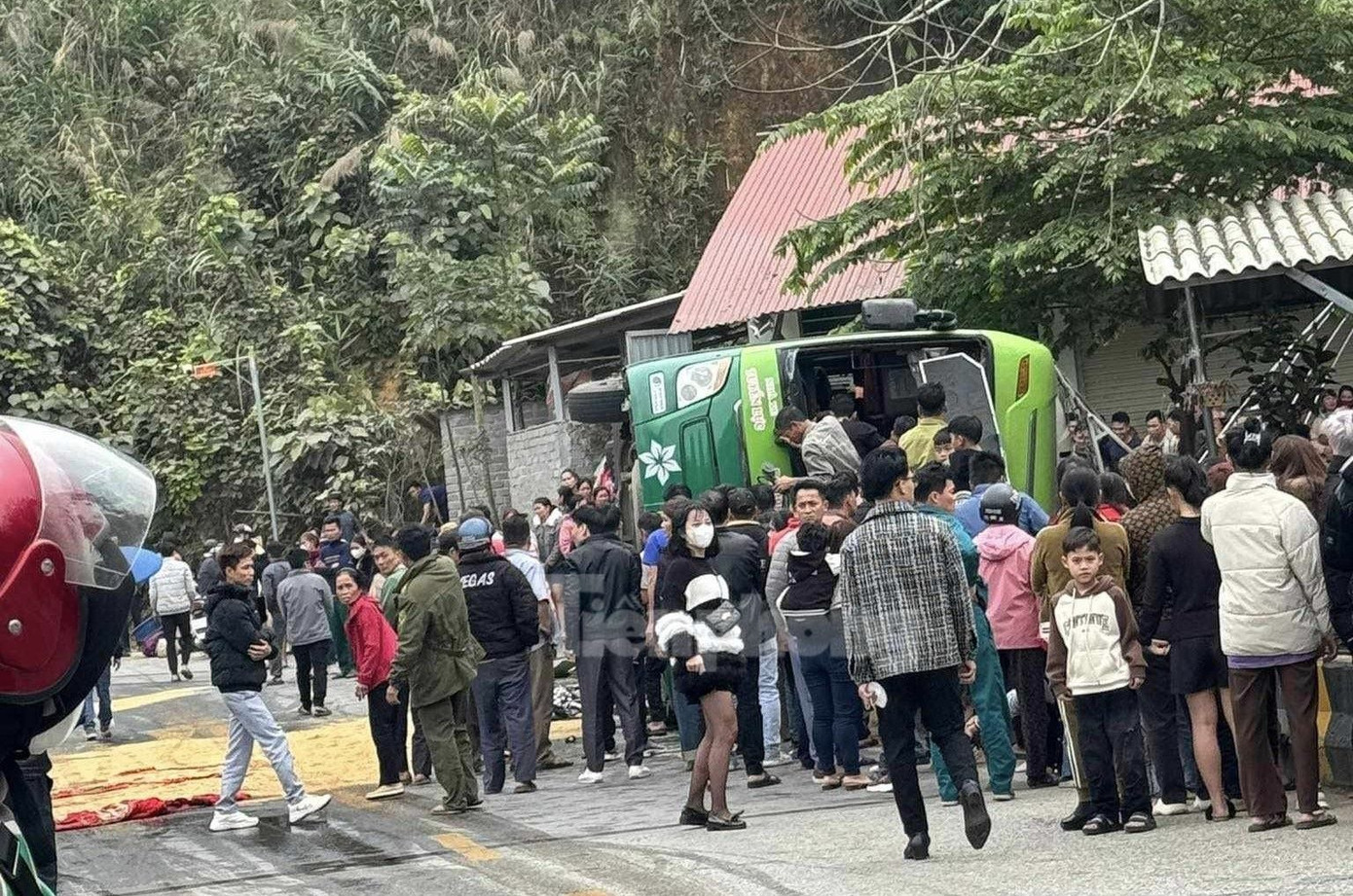 Quốc lộ 32, đoạn qua địa phận xã Minh An, huyện Văn Chấn ách tắc khoảng 2km.