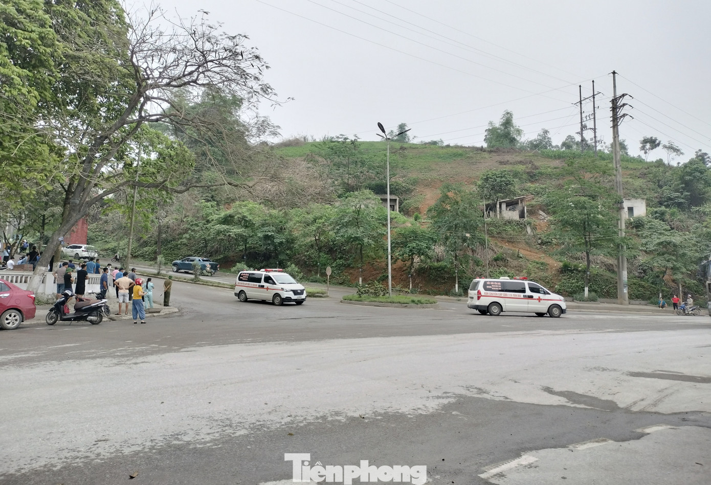 Xe cứu thương đưa các nạn nhân đi cấp cứu.