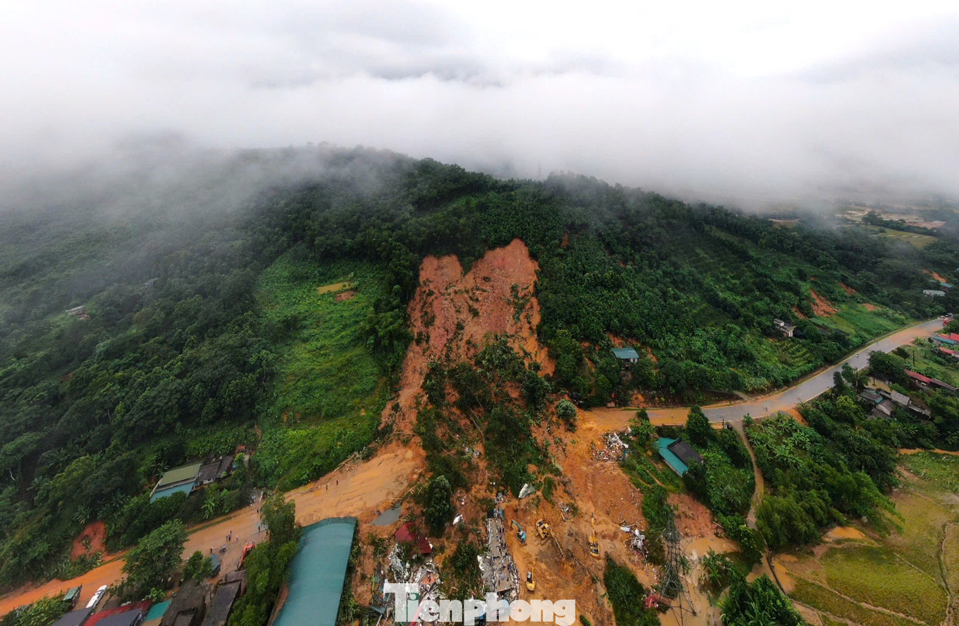 Sáng 1/10, trên địa bàn huyện Bắc Quang mưa lớn không ngớt. Tại khu vực sạt lở ở km49, quốc lộ 2, xã Việt Vinh, công tác tìm kiếm nạn nhân mất tích sau vụ sạt lở đất đá bước sang ngày thứ 3.