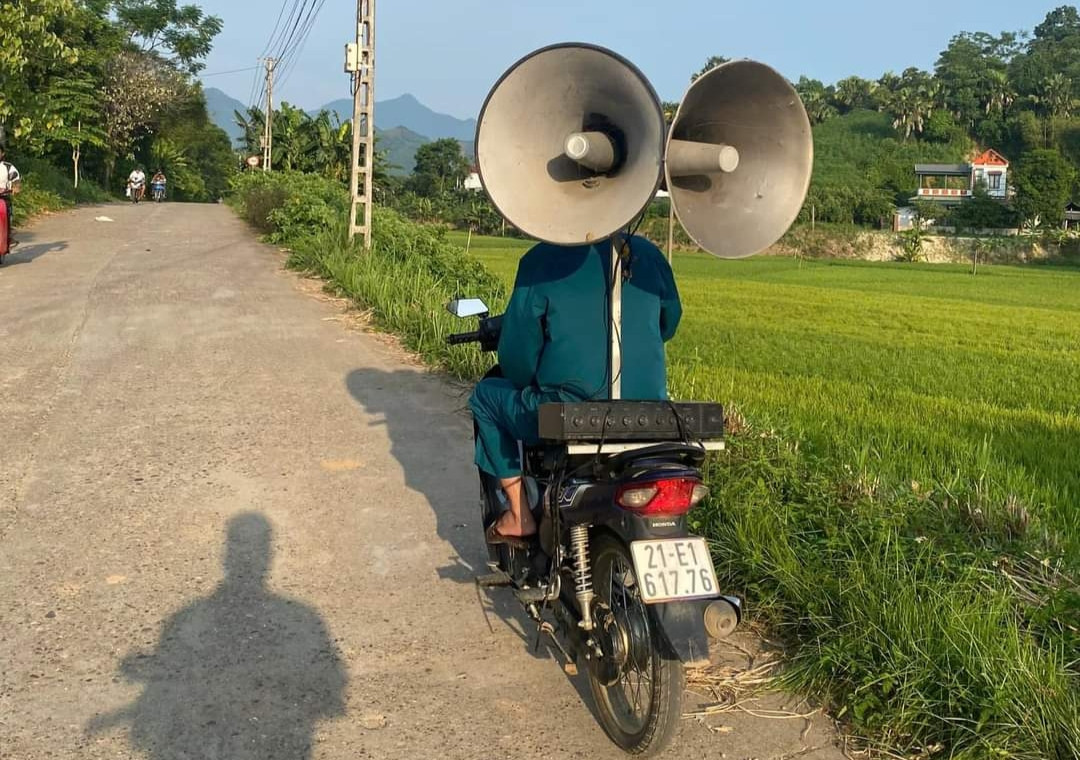 Sử dụng các xe loa tuyên truyền lưu động, trên các nhóm Facebook, zalo và trang thông tin điện tử của huyện và xã…
