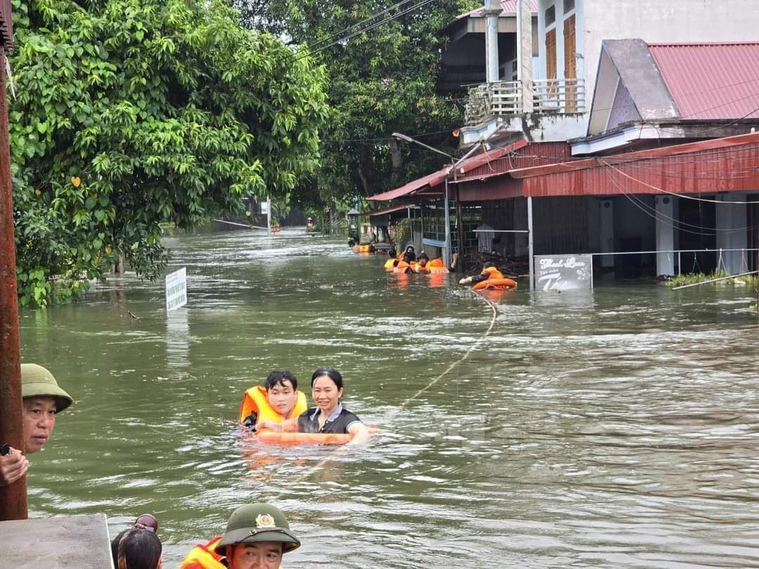Trong những ngày qua, việc thủy điện Thác Bà xả lũ đã khiến nhiều hộ dân ngập úng.