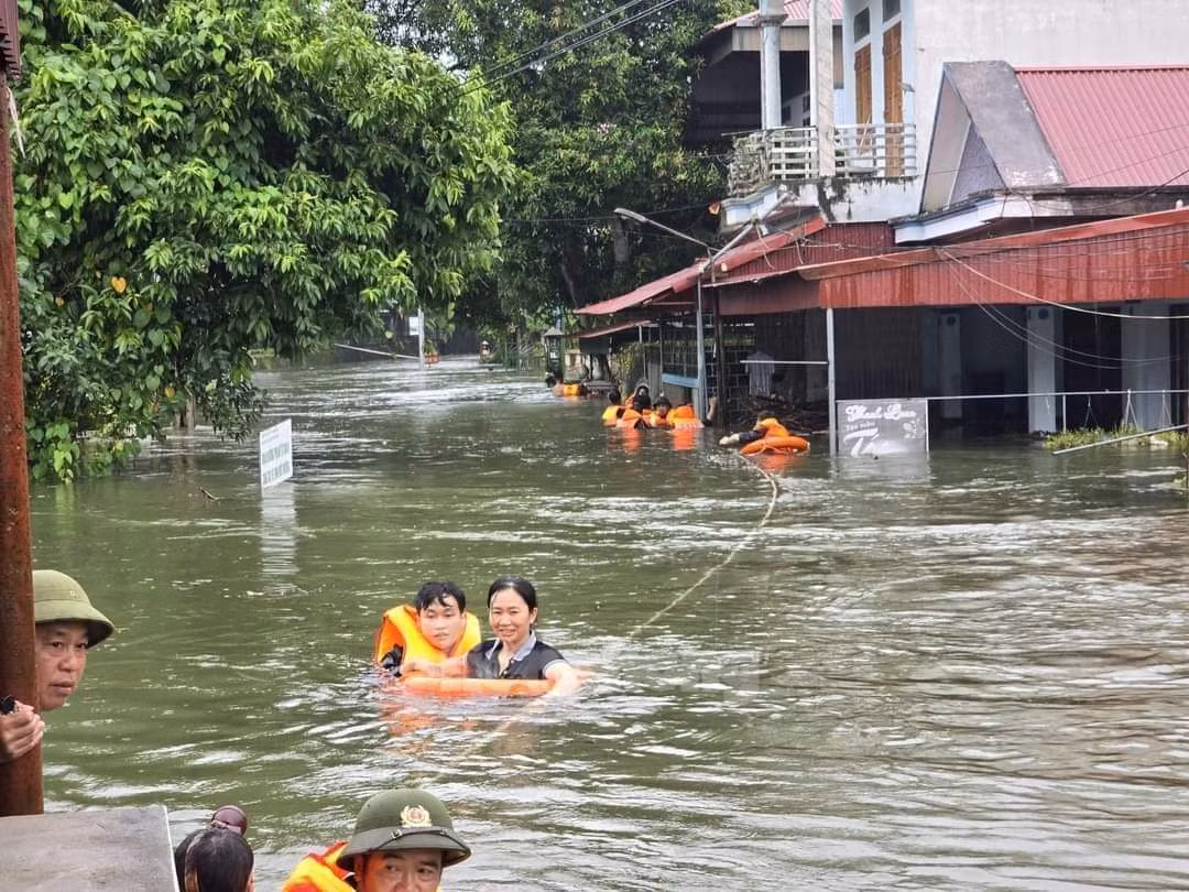 Trong những ngày qua, việc thủy điện Thác Bà xả lũ đã khiến nhiều hộ dân ngập úng.