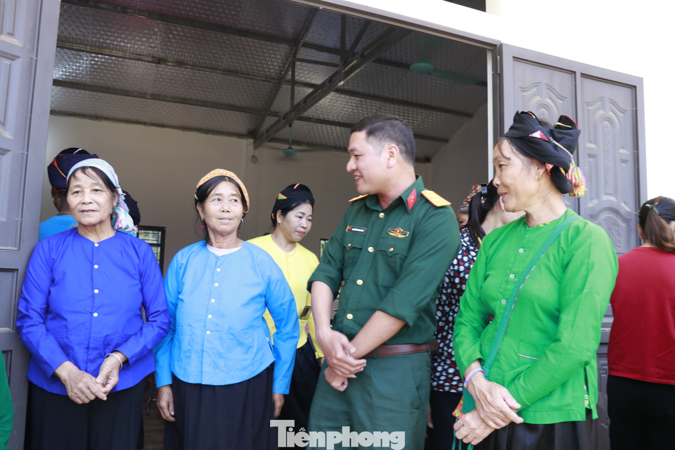 Đến dự Ngày hội Đại đoàn kết với bà con thôn Làng Nủ, Trung tá Nguyễn Duy Nam, Trưởng phòng Chính trị chi nhánh Trường Sơn 26 - Binh đoàn 12 tâm sự (nhà thầu thi công Khu tái định cư Làng Nủ) cho biết - đơn vị đang huy động công nhân, máy móc, trang thiết bị đẩy nhanh tiến độ, khẩn trương hoàn thiện Khu tái định cư để bà con được về ở tại nhà mới vào khoảng cuối tháng 12/2024.