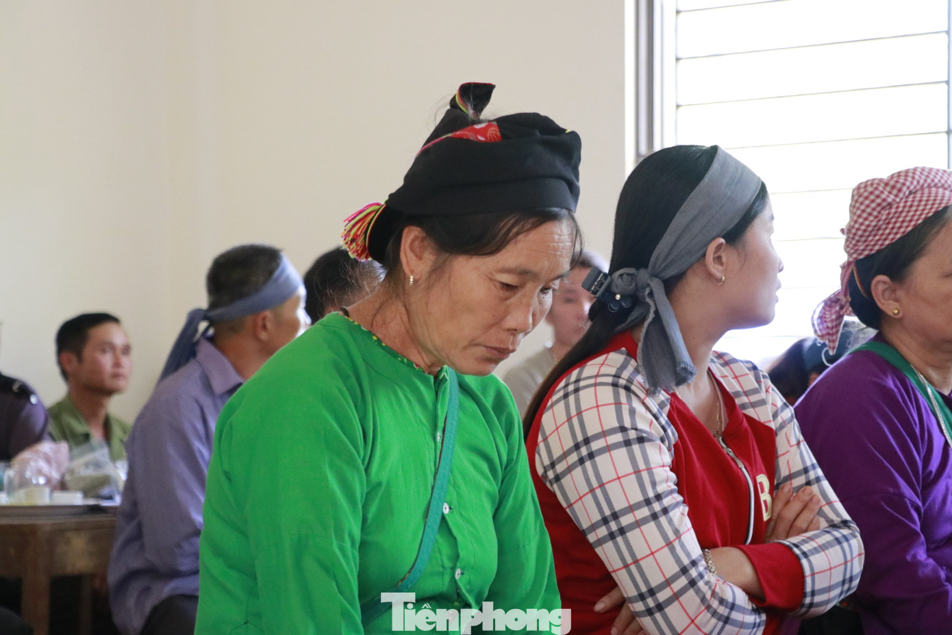 Dù nhiều gia đình lòng còn nặng trĩu khi nỗi đau mất mát người thân quá lớn, nhưng vẫn gác lại việc gia đình, đến dự Ngày hội Đại đoàn kết toàn dân tộc để cùng chia sẻ, cảm ơn tình cảm bà con làng xóm đã giúp đỡ trong những ngày bão lũ vừa qua.