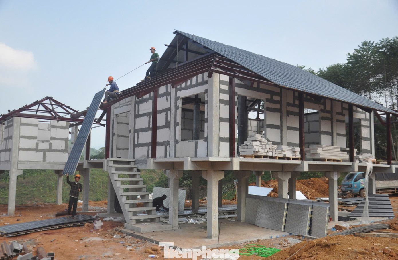 Trung tá Nguyễn Duy Nam, Trưởng phòng Chính trị chi nhánh Trường Sơn 26 - Binh đoàn 12- Đơn vị thi công Khu tái định cư Làng Nủ cho biết: "Hiện tại, trên công trường đang có hơn 200 cán bộ, chiến sĩ cùng với 50 phương tiện cơ giới tham gia xây dựng. Các công nhân đang nỗ lực tăng ca, tăng kíp, cam kết hoàn thành và bàn giao cho bà con vào ngày 22/12/2024".