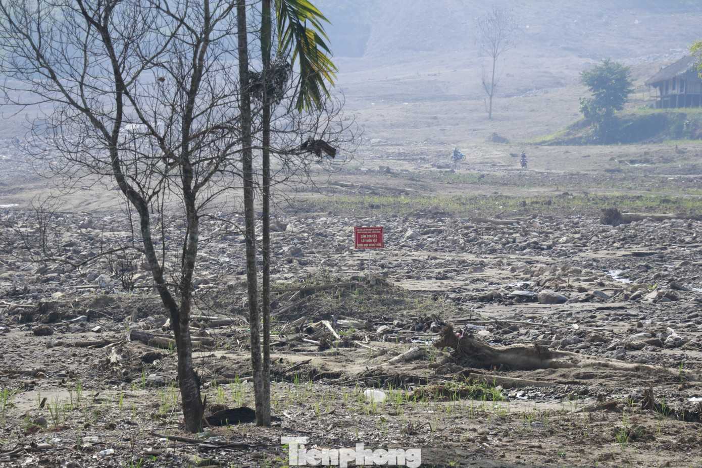 Dù cơn bão đã đi qua hơn 2 tháng nay, nhưng những vết tích nó để lại đối với người dân nơi đây vẫn hiện hữu trên từng con đường, con suối, xung quanh các ngôi nhà.