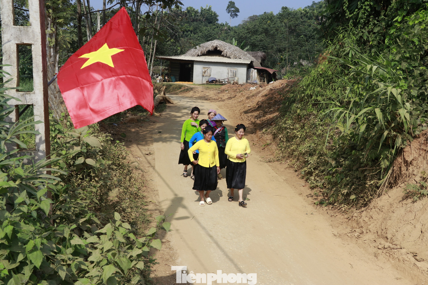 Trong những ngày qua, dù công việc nhà cửa còn bộn bề lo toan, mất mát, nhưng người dân thôn Làng Nủ vẫn tập trung cùng nhau căng cờ, biểu ngữ, dọn dẹp đường xá để đón chào Ngày hội Đại đoàn kết toàn dân.