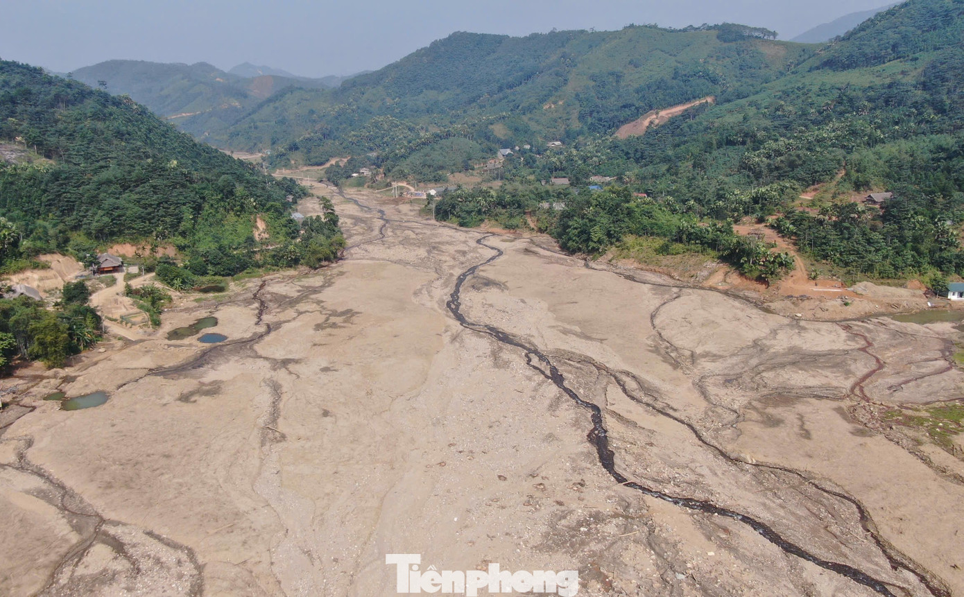 Dù cơn bão đã đi qua hơn 2 tháng nay, nhưng những vết tích nó để lại đối với người dân nơi đây vẫn hiện hữu trên từng con đường, con suối, xung quanh các ngôi nhà.