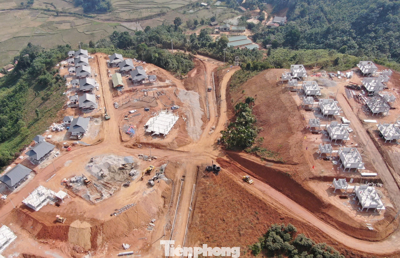 Hiện tại, các hộ dân đã tiến hành bốc thăm, lựa chọn vị trí nhà tại Khu tái định. Đến nay, đã có hơn 20 căn nhà hoàn thành lợp mái, các tổ đội thi công tiếp tục lăn sơn, lát nền hoàn thiện...