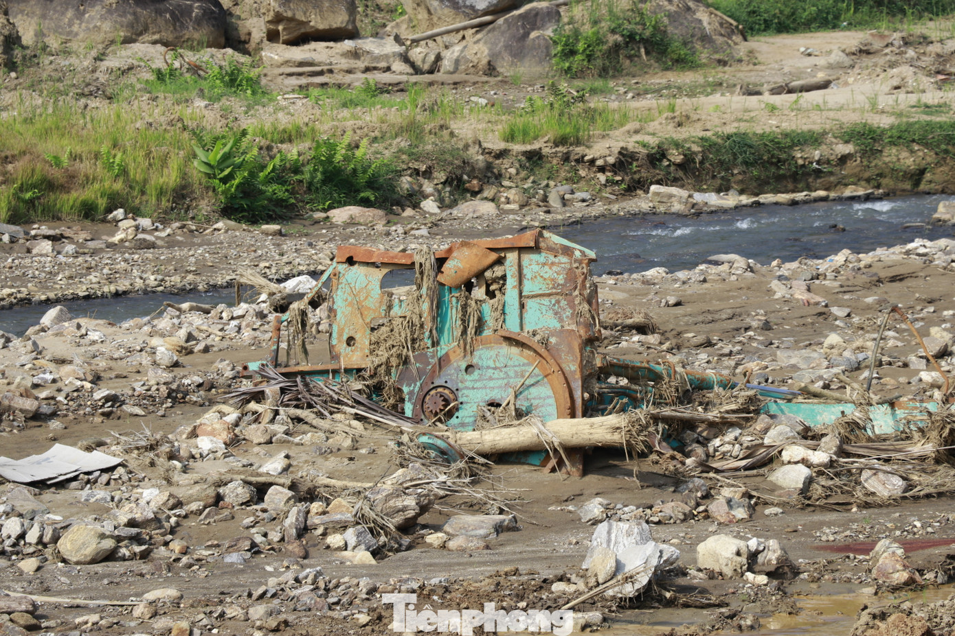 Dù cơn bão đã đi qua hơn 2 tháng nay, nhưng những vết tích nó để lại đối với người dân nơi đây vẫn hiện hữu trên từng con đường, con suối, xung quanh các ngôi nhà.