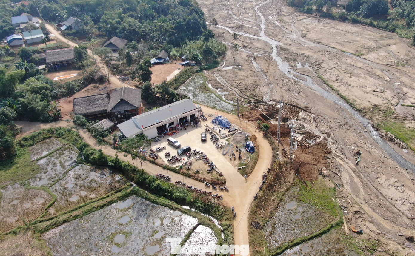 Trao đổi với Tiền Phong, ông Hoàng Văn Diệp - Trưởng thôn Làng Nủ cho biết, Ngày hội Đại đoàn kết năm nay địa phương chỉ tổ chức phần Lễ, không tổ chức các hoạt động, trò chơi như mọi năm. Tuy nhiên, đây là dịp để đông đảo bà con ngồi lại với nhau, tâm sự, động viên, giúp đỡ nhau, hướng đến mục tiêu ổn định cuộc sống sau này.