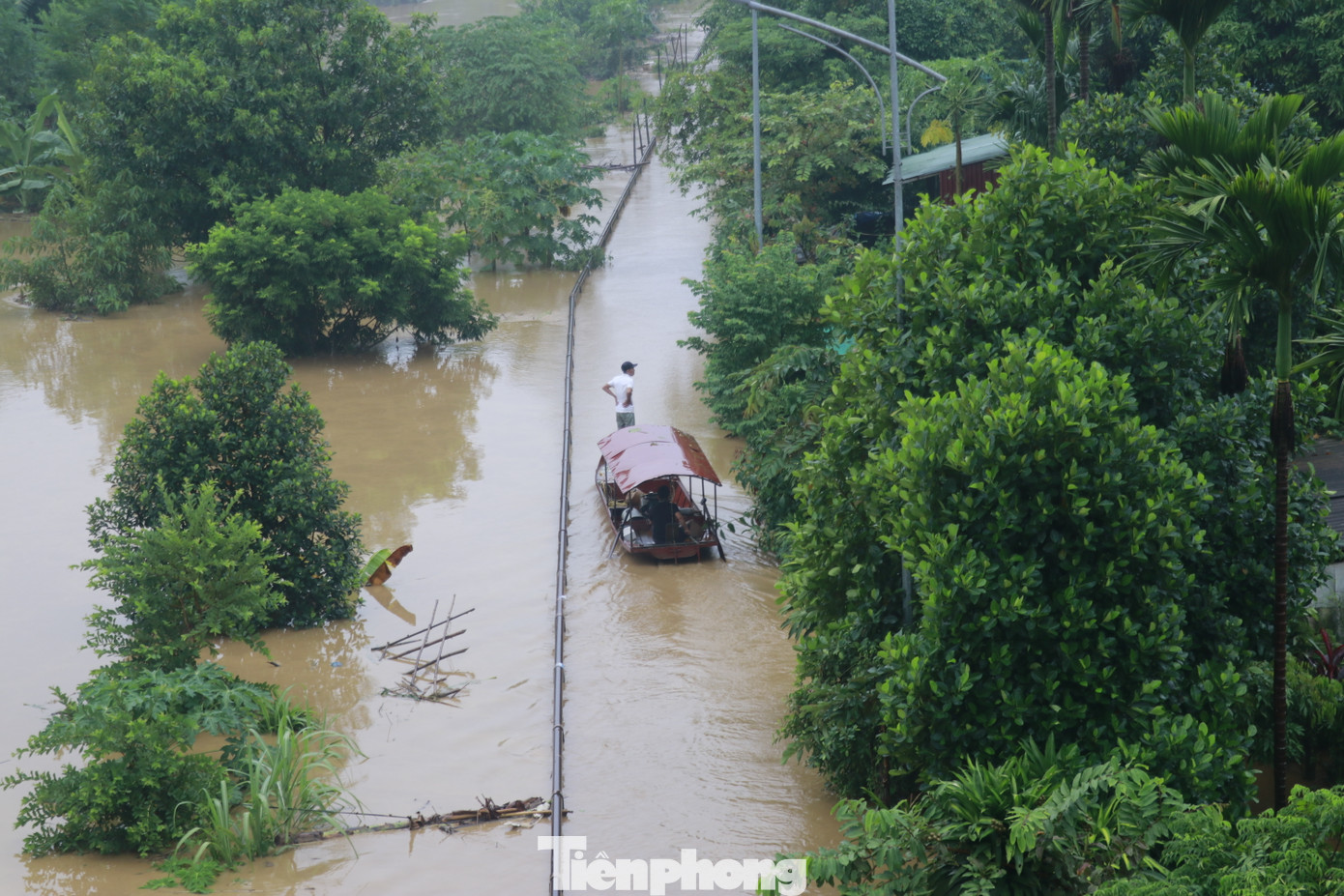 Để di chuyển qua các tuyến phố, một số gia đình đã chủ động bằng phương tiện tàu, mảng để thuận tiện đi lại. Đồng thời, hỗ trợ các gia đình trong khu vực bị ngập úng mua sắm đồ dùng gia đình.