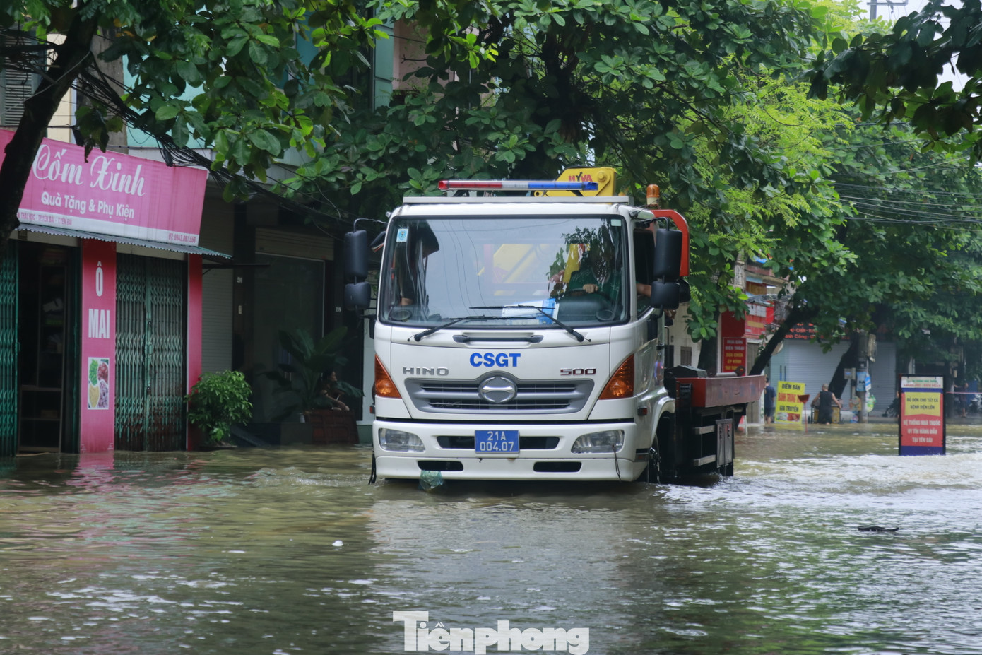Có mặt tại khu vực phường Yên Ninh, Hồng Hà, Nguyễn Thái Học, PV Tiền Phong ghi nhận việc di chuyển của người dân gặp nhiều khó khăn do nước ngập. Nhiều phương tiện bị chết máy khi cố gắng đi qua các điểm ngập úng.