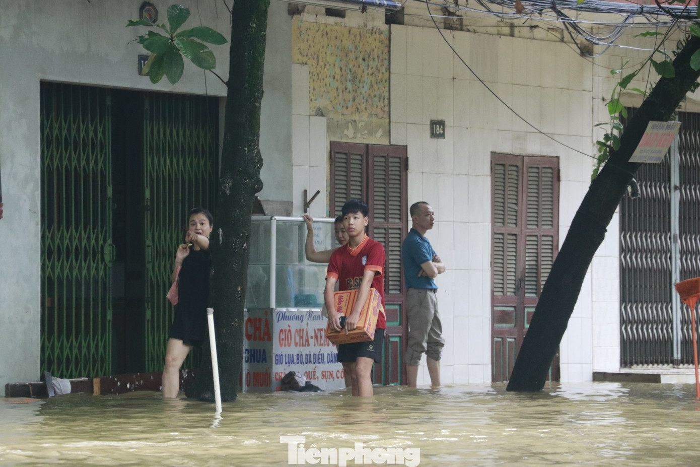 Nhiều hộ gia đình chủ động tích trữ lương thực, đồ dùng cá nhân, thức ăn để phòng ngừa ngập úng kéo dài.