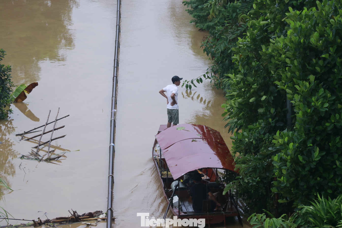 Để di chuyển qua các tuyến phố, một số gia đình đã chủ động bằng phương tiện tàu, mảng để thuận tiện đi lại. Đồng thời, hỗ trợ các gia đình trong khu vực bị ngập úng mua sắm đồ dùng gia đình.