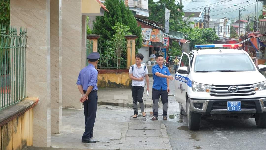 Lực lượng Cảnh sát giao thông Công an huyện Văn Chấn, tỉnh Yên Bái kịp thời đến hỗ trợ, đón học sinh kịp đến điểm thi do thí sinh ngủ quên. Lực lượng Cảnh sát giao thông Công an huyện Văn Chấn, tỉnh Yên Bái kịp thời đến hỗ trợ, đón học sinh kịp đến điểm thi do thí sinh ngủ quên.