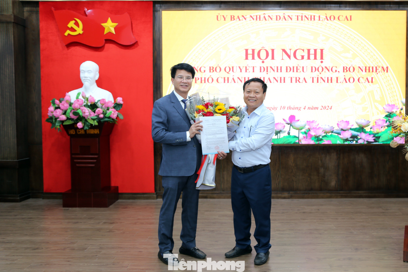 Ông Nguyễn Trọng Hài (phải), Phó Chủ tịch UBND tỉnh Lào Cai trao quyết định và tặng hoa chúc mừng tân Phó Chánh thanh tra tỉnh.