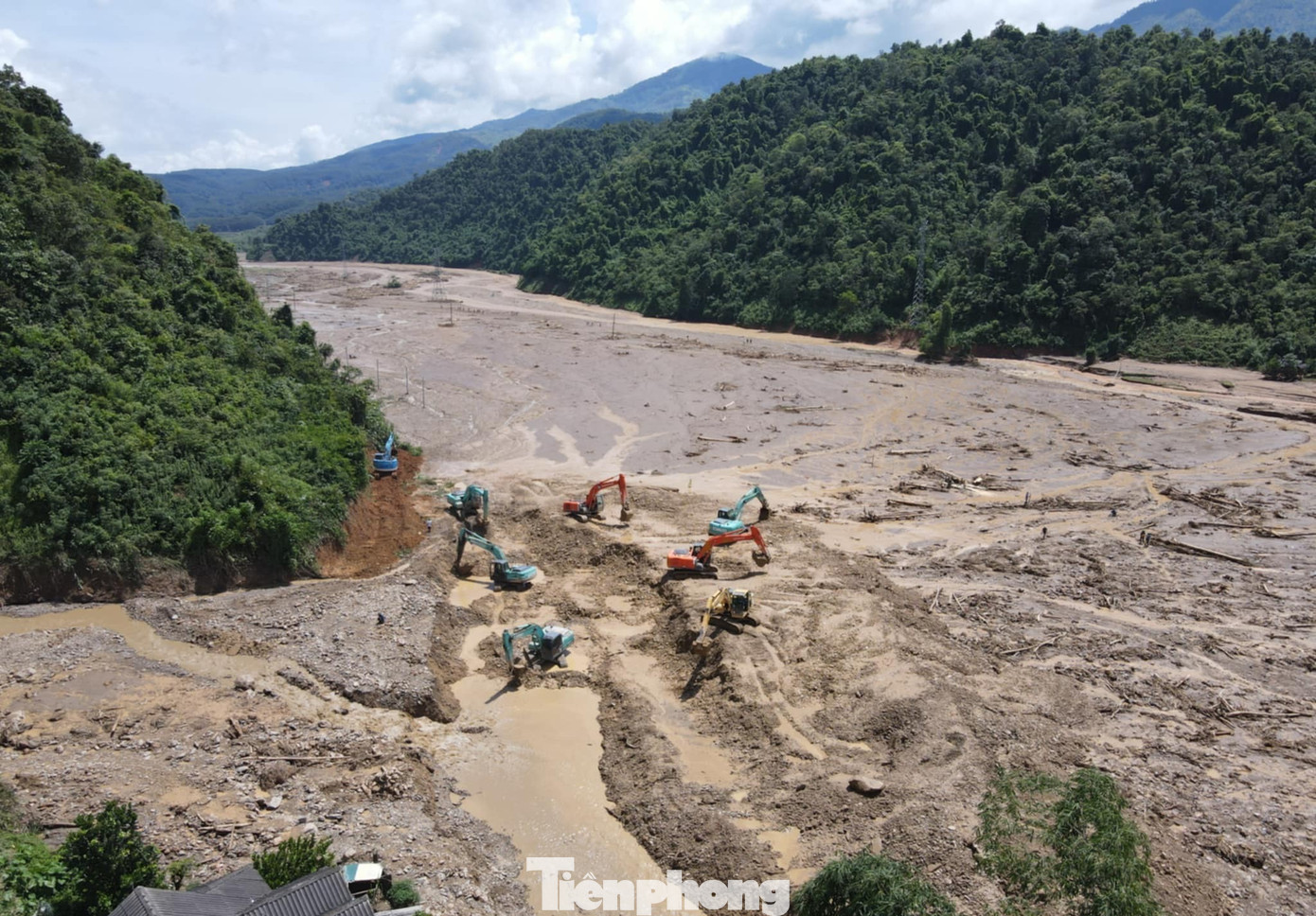 Các lực lượng tham gia cứu nạn cứu hộ đang huy động tối đa nhân lực, lực lượng chức năng xác định tọa độ khu vực, khoanh vùng để "bới từng gốc cây, lật từng tảng đá" tìm kiếm các nạn nhân mất tích.
