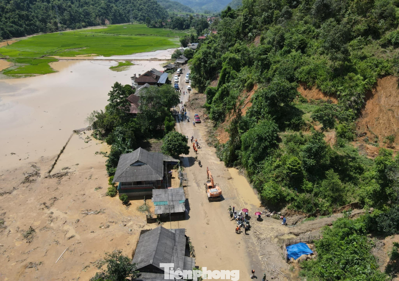 Các lực lượng tham gia cứu nạn cứu hộ đang huy động tối đa nhân lực, lực lượng chức năng xác định tọa độ khu vực, khoanh vùng để "bới từng gốc cây, lật từng tảng đá" tìm kiếm các nạn nhân mất tích.