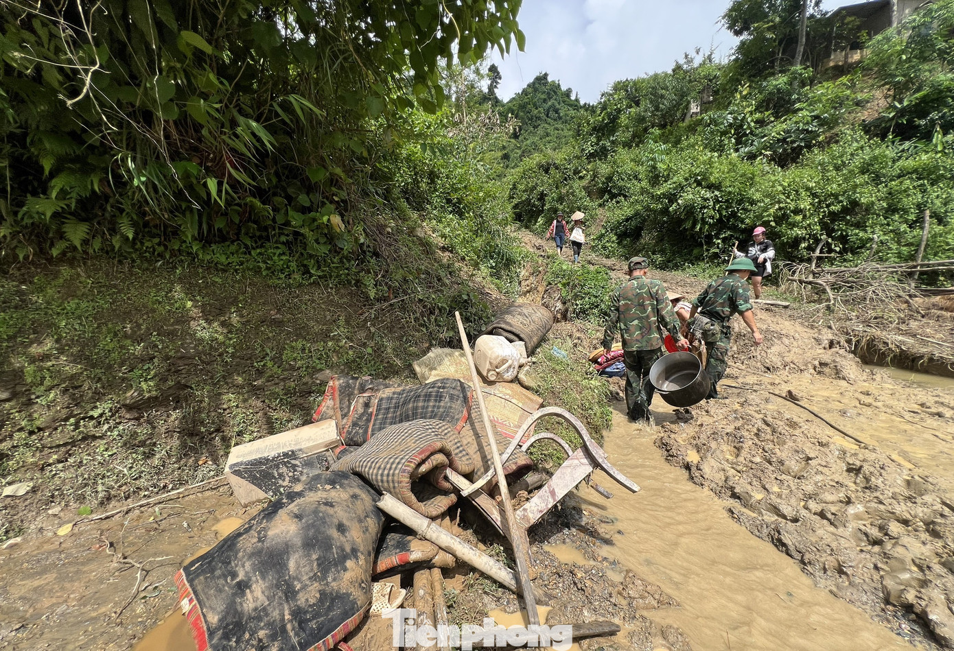 Tích cực rà soát và vận động tất cả hộ dân nằm trong khu vực nguy cơ thiên tai di chuyển người và tài sản đến nơi an toàn, vận động, không để các hộ dân tại khu vực các bản: Mường Pồn 1, bản Lĩnh, Huổi Ké về nơi ở cũ.