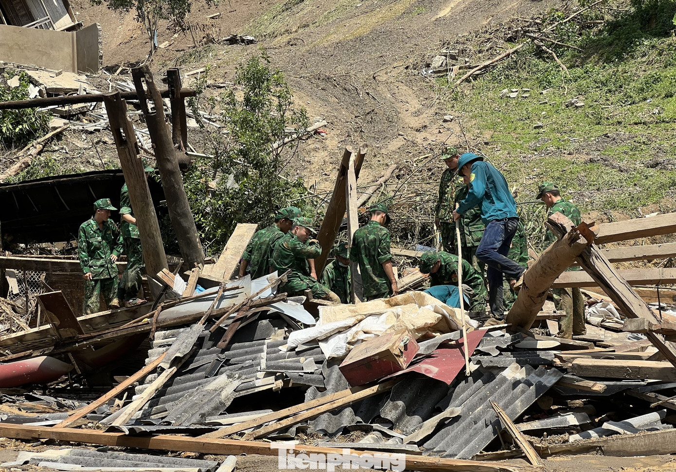Những người còn lại hỗ trợ di dời người và tài sản của các hộ dân vùng bị lũ quét tới nơi an toàn.