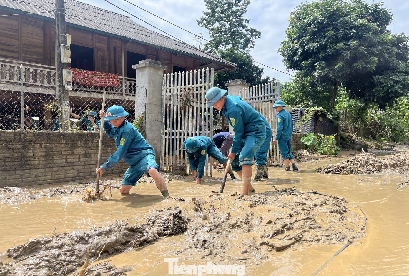 Tại đây, lực lượng chức năng tỉnh Điện Biên đã huy động khoảng 2.000 người tham gia khắc phục hậu quả mưa lũ gây ra. Trong đó, hàng trăm người tham gia tìm kiếm người mất tích.