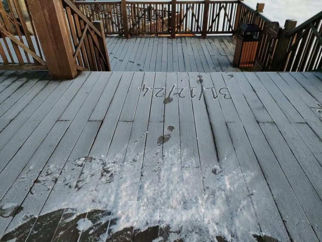 Lớp băng mỏng phủ trắng trên đỉnh Fansipan sáng 31/12.