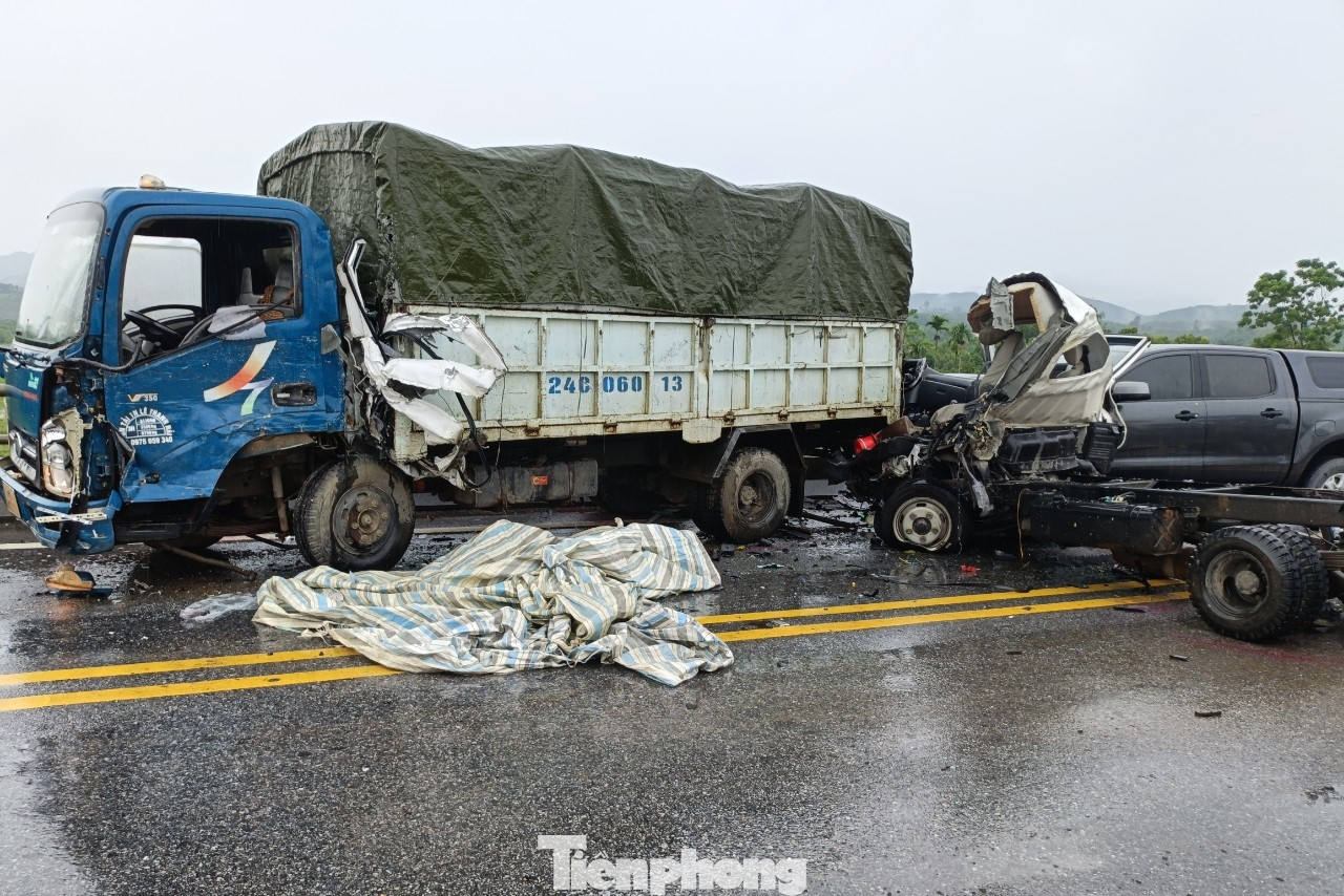 Tại hiện trường, 3 xe ô tô hư hỏng, nằm chắn giữa đường khiến giao thông gặp khó khăn. Hai chiều đường cao tốc Nội Bài - Lào Cai ách tắc cục bộ. Tại hiện trường, 3 xe ô tô hư hỏng, nằm chắn giữa đường khiến giao thông gặp khó khăn. Hai chiều đường cao tốc Nội Bài - Lào Cai ách tắc cục bộ.