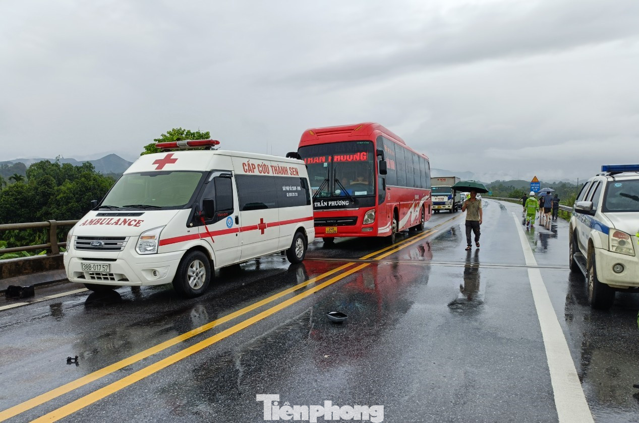 Vụ tai nạn liên hoàn xảy ra khi thời tiết mưa rào. Lực lượng chức năng đã nhanh chóng có mặt tại hiện trường phân luồng giao thông và đưa người bị thương đi cấp cứu. Vụ tai nạn liên hoàn xảy ra khi thời tiết mưa rào. Lực lượng chức năng đã nhanh chóng có mặt tại hiện trường phân luồng giao thông và đưa người bị thương đi cấp cứu.