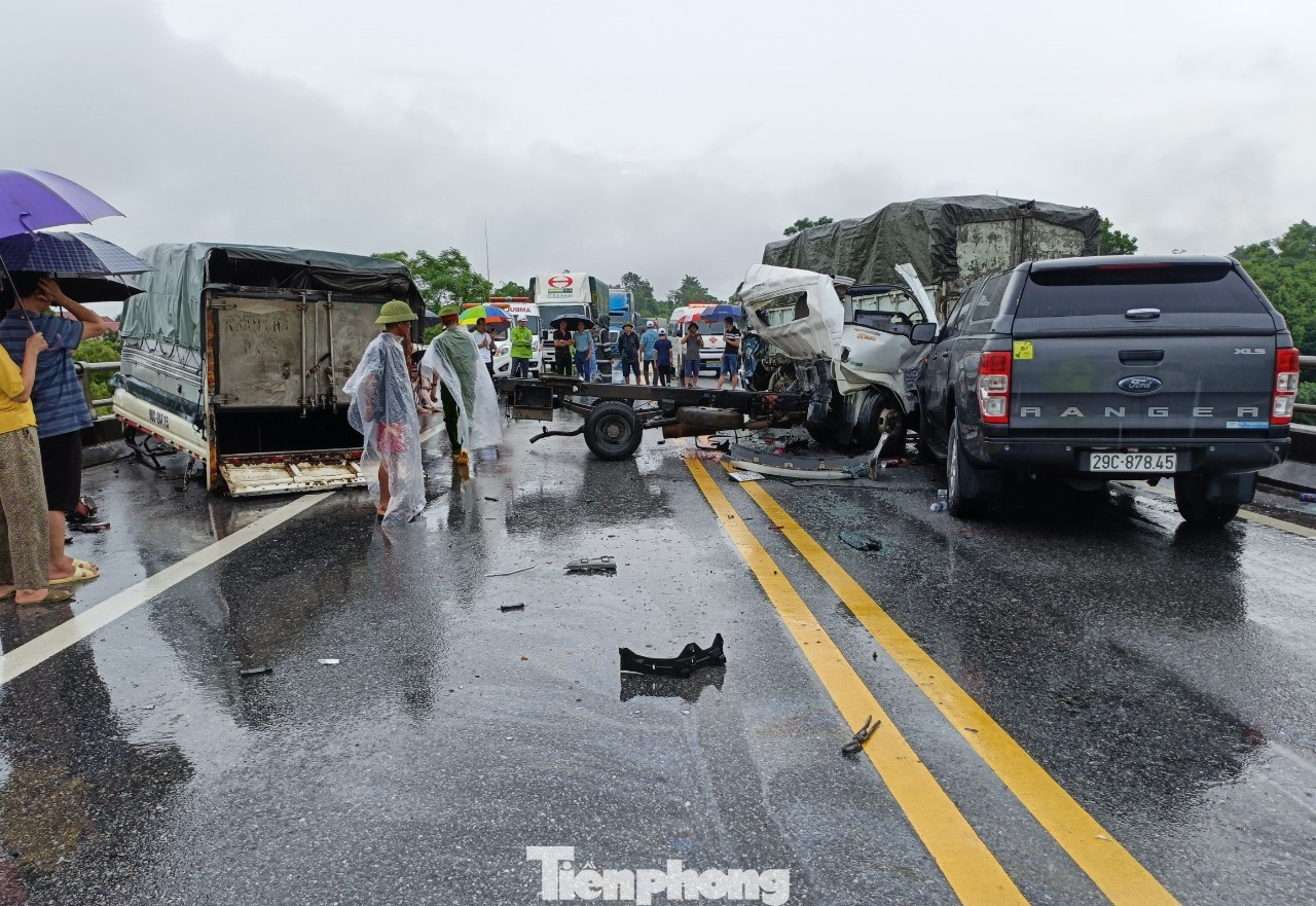 Sau khi sự việc xảy ra, lực lượng CSGT thuộc Cục CSGT phối hợp với các đơn vị liên quan và cơ quan CSĐT Công an huyện Trấn Yên phân luồng, bảo vệ hiện trường và điều tra giải quyết theo quy định. Sau khi sự việc xảy ra, lực lượng CSGT thuộc Cục CSGT phối hợp với các đơn vị liên quan và cơ quan CSĐT Công an huyện Trấn Yên phân luồng, bảo vệ hiện trường và điều tra giải quyết theo quy định.